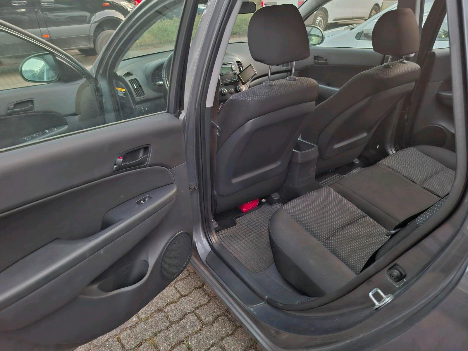 Hyundai i30 2010 — photo 10