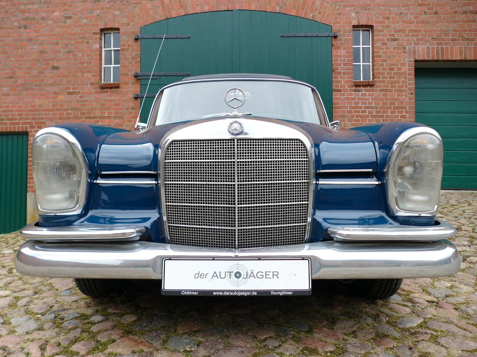 Mercedes-Benz 230 S W111 große Heckflosse mit Schiebedach