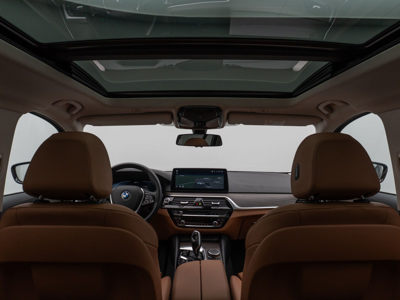 Fahrzeugabbildung BMW 530e Panorama Kamera HUD DAB HiFi Alarm Sport