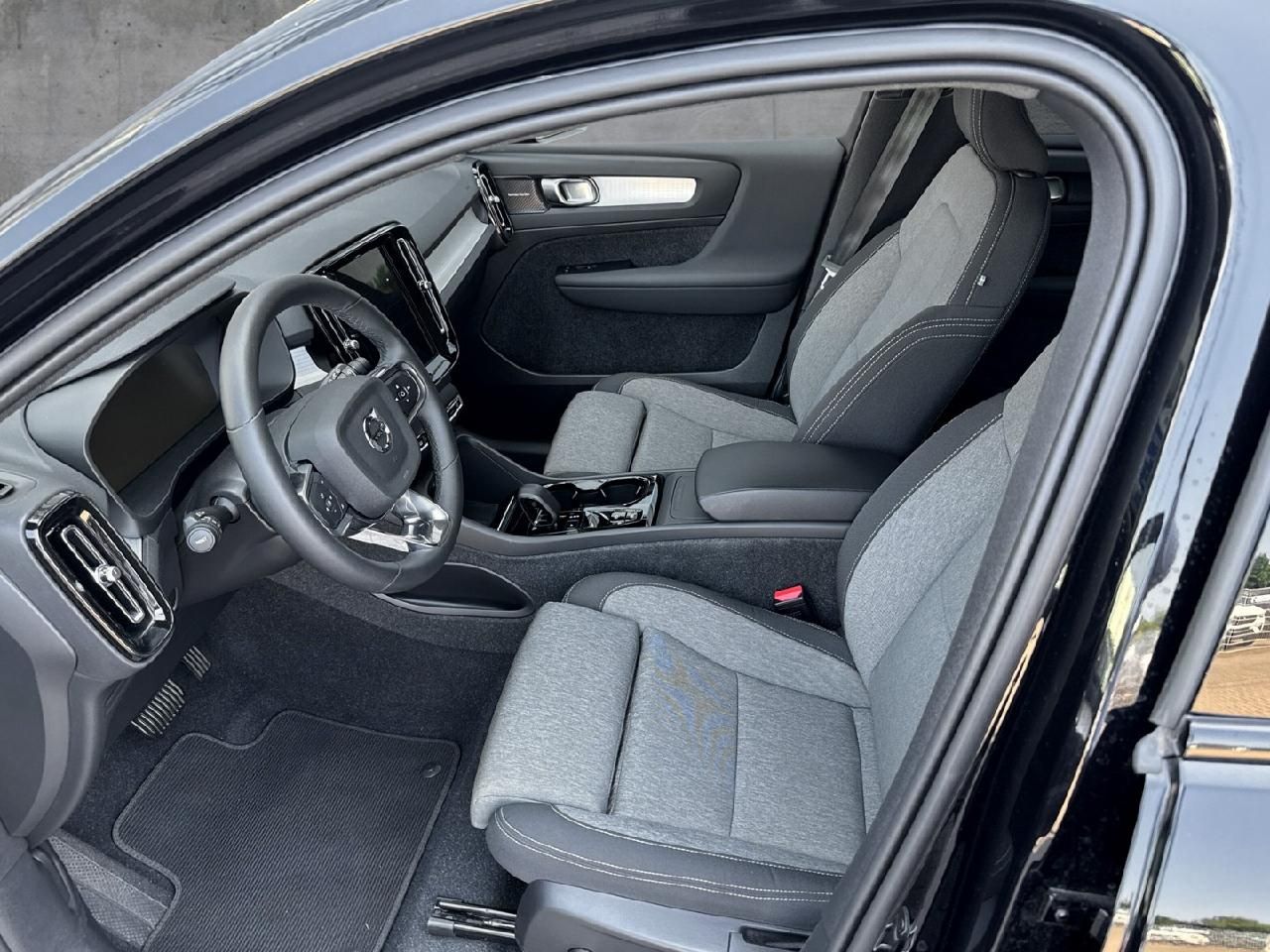 Fahrzeugabbildung Volvo XC40 T2 Plus Dark 2WD