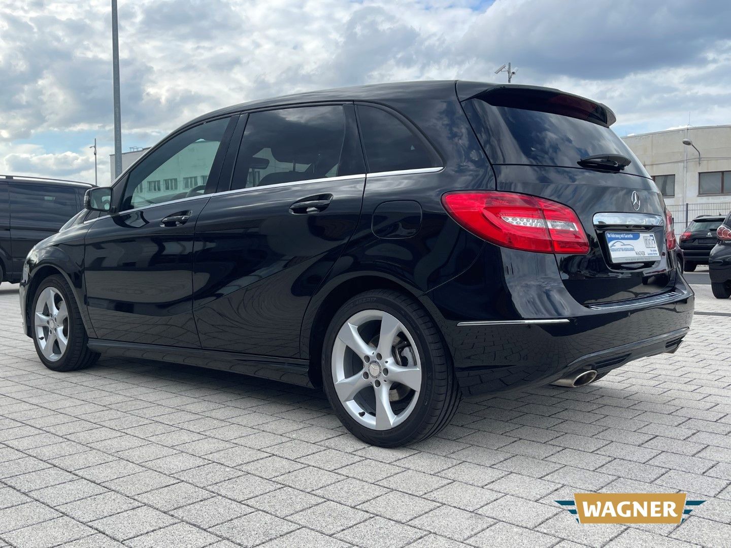 Fahrzeugabbildung Mercedes-Benz B 180 Pano Kamera Navi PDC SHZ Klimaautomatik