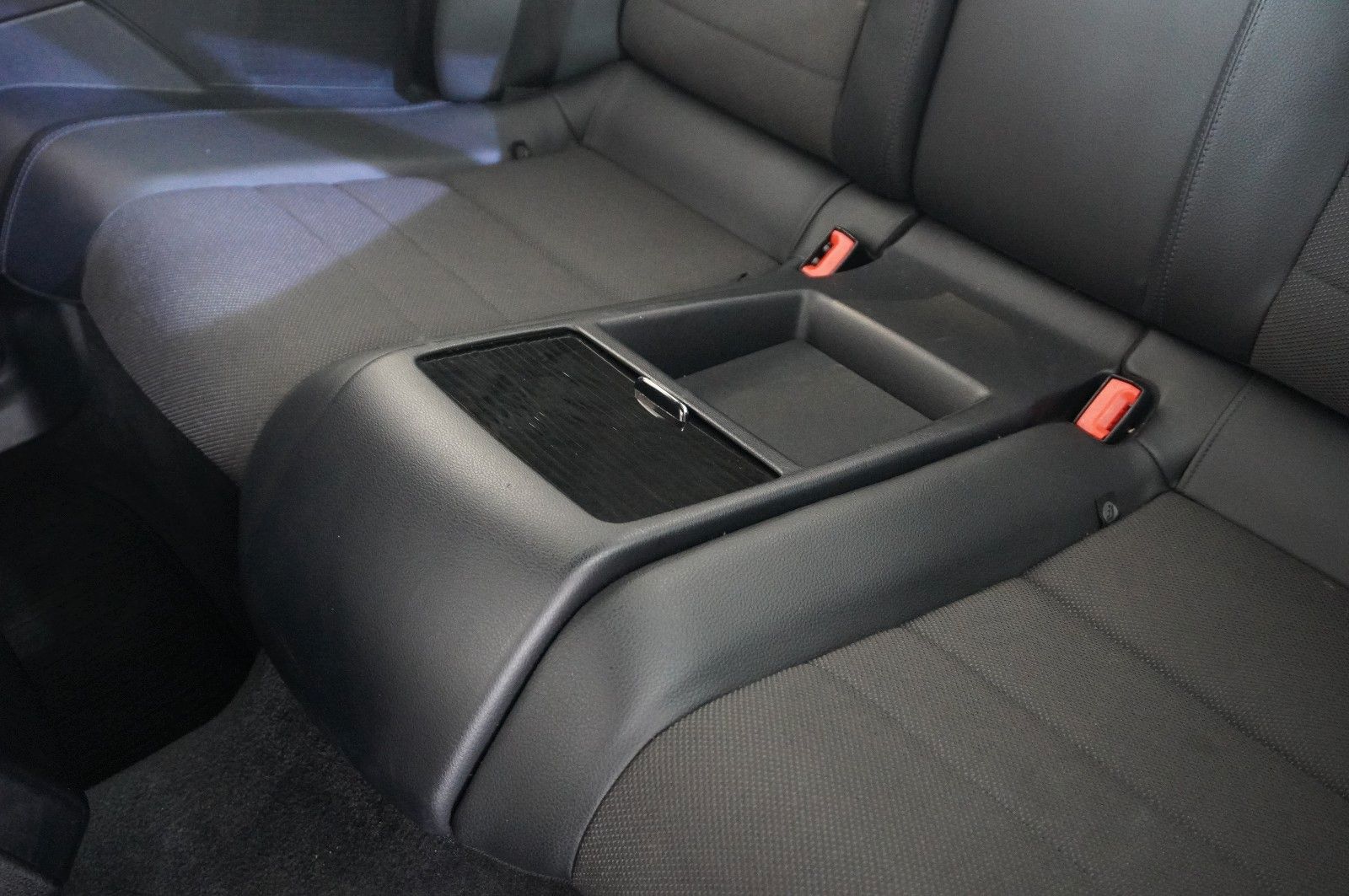 Fahrzeugabbildung Mercedes-Benz E 200 COUPE AVAMTGRADE NAVI/SHZ/SPORT/PDC/TEMP.