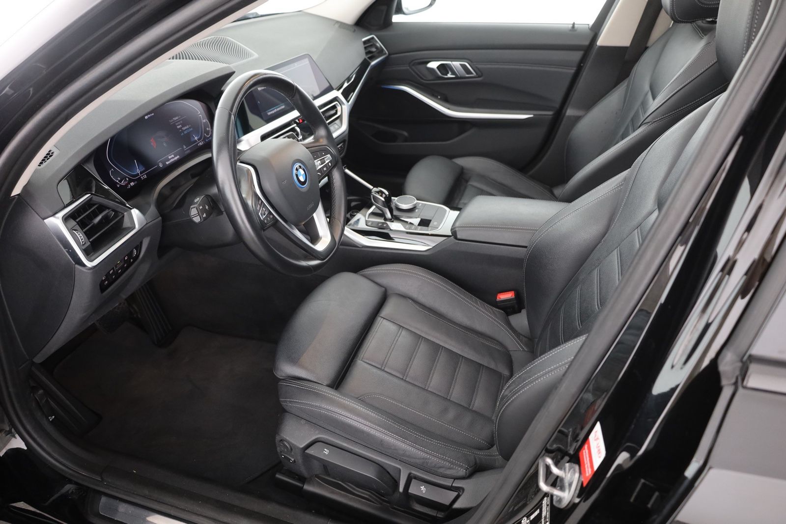 BMW 330e Touring Sport Line Leder AHK Panorama Navi foto 24