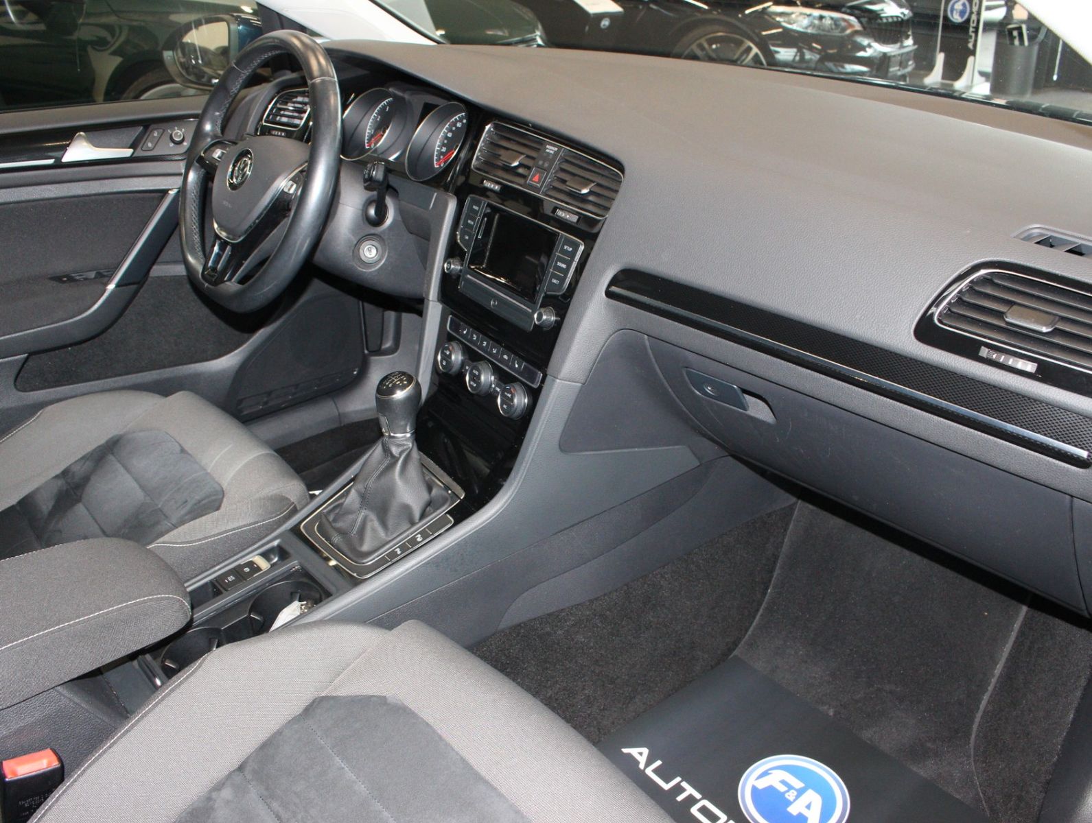 Fahrzeugabbildung Volkswagen Golf 1.4 TSI BMT Highline*Navi*Bi-Xenon*PDC