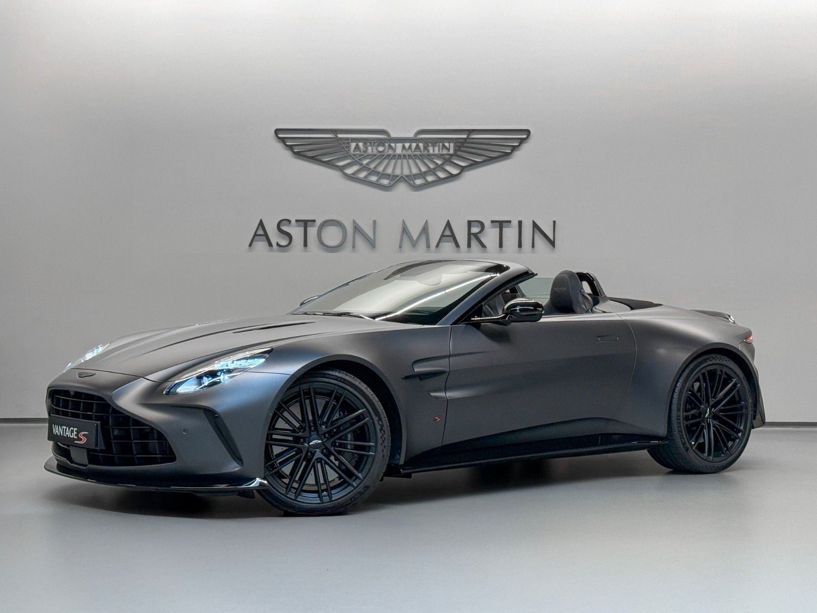 Aston Martin NEW Vantage S Roadster | MODELYEAR 2026 imagem 2