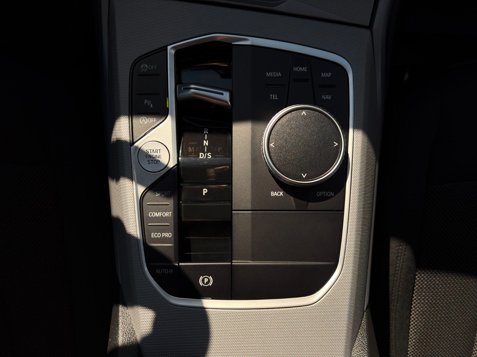 Fahrzeugabbildung BMW 318i Limo Autom. SHZ LED LKA TEMP CarPlay Navi