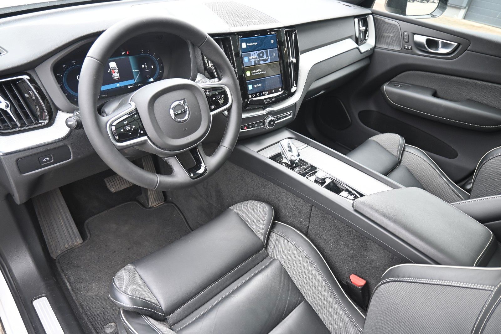 Fahrzeugabbildung Volvo XC60 B4 Benzin FWD Plus Dark*STHZG*360°*ACC*AHK
