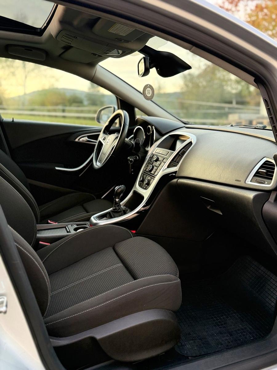Opel Astra 2011 — photo 11