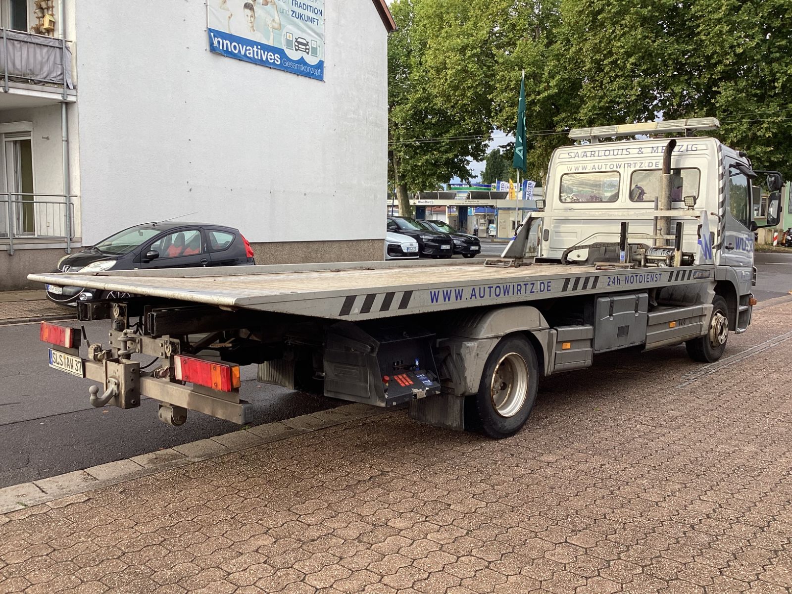 Fahrzeugabbildung Mercedes-Benz Atego 823 mit Plateau