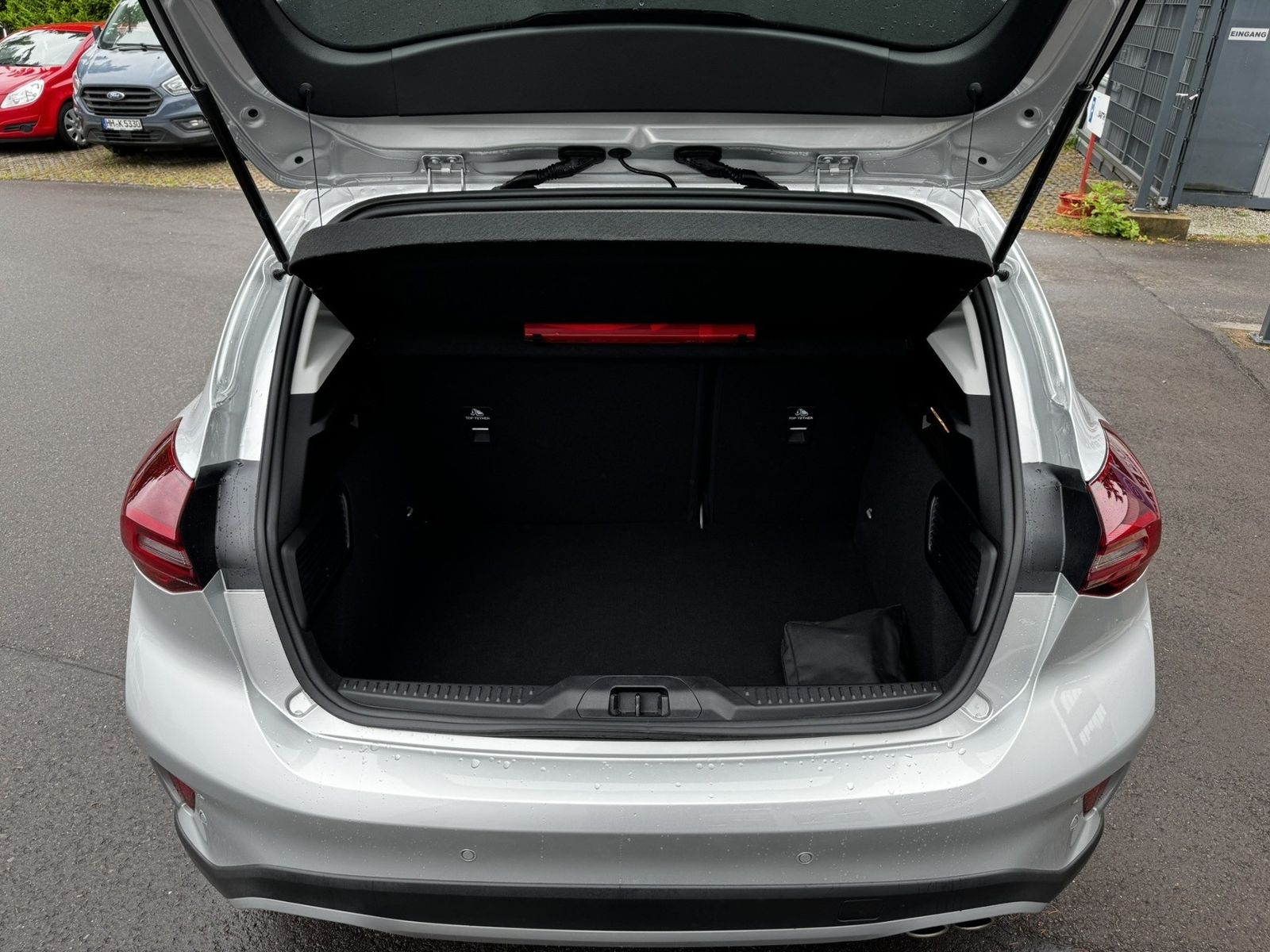 Fahrzeugabbildung Ford Focus Lim. Active, AT,AHK,Winterpaket,Navi