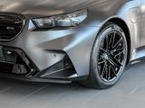 BMW M5 Limousine M Sport PANO 305KMH AHK RFK NAVI LE - BMW M5: Sport