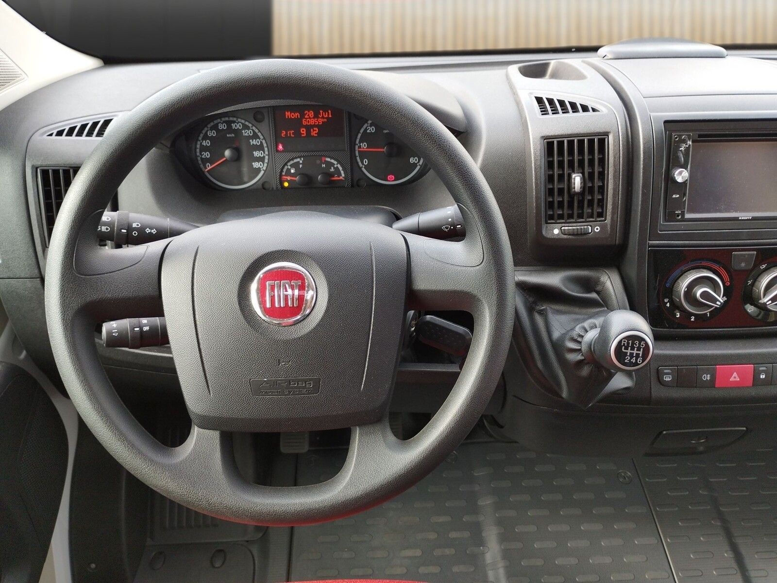 Fahrzeugabbildung Sunlight T 68 Radio, Rückfahrkamera