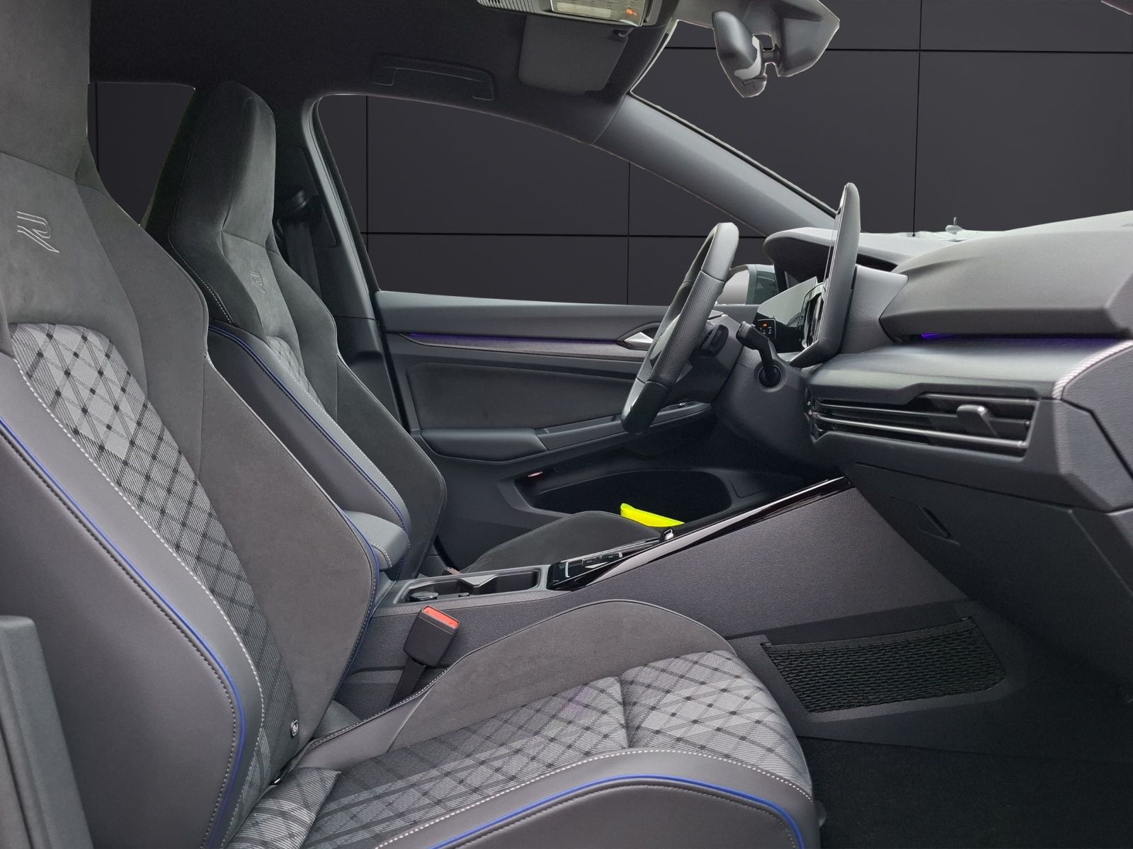 Fahrzeugabbildung Volkswagen Golf VIII Variant eTSI R-Line DSG LED Navi AID A