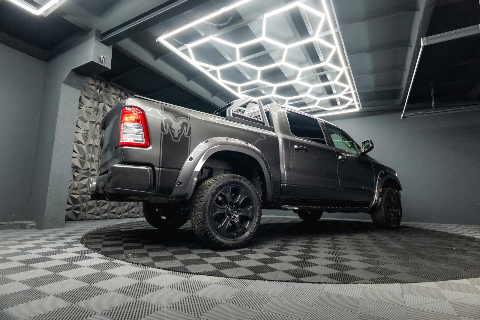 Fahrzeugabbildung Dodge RAM 5.7 V8 HEMI 4x4 OFFROAD Night-Paket *LED*