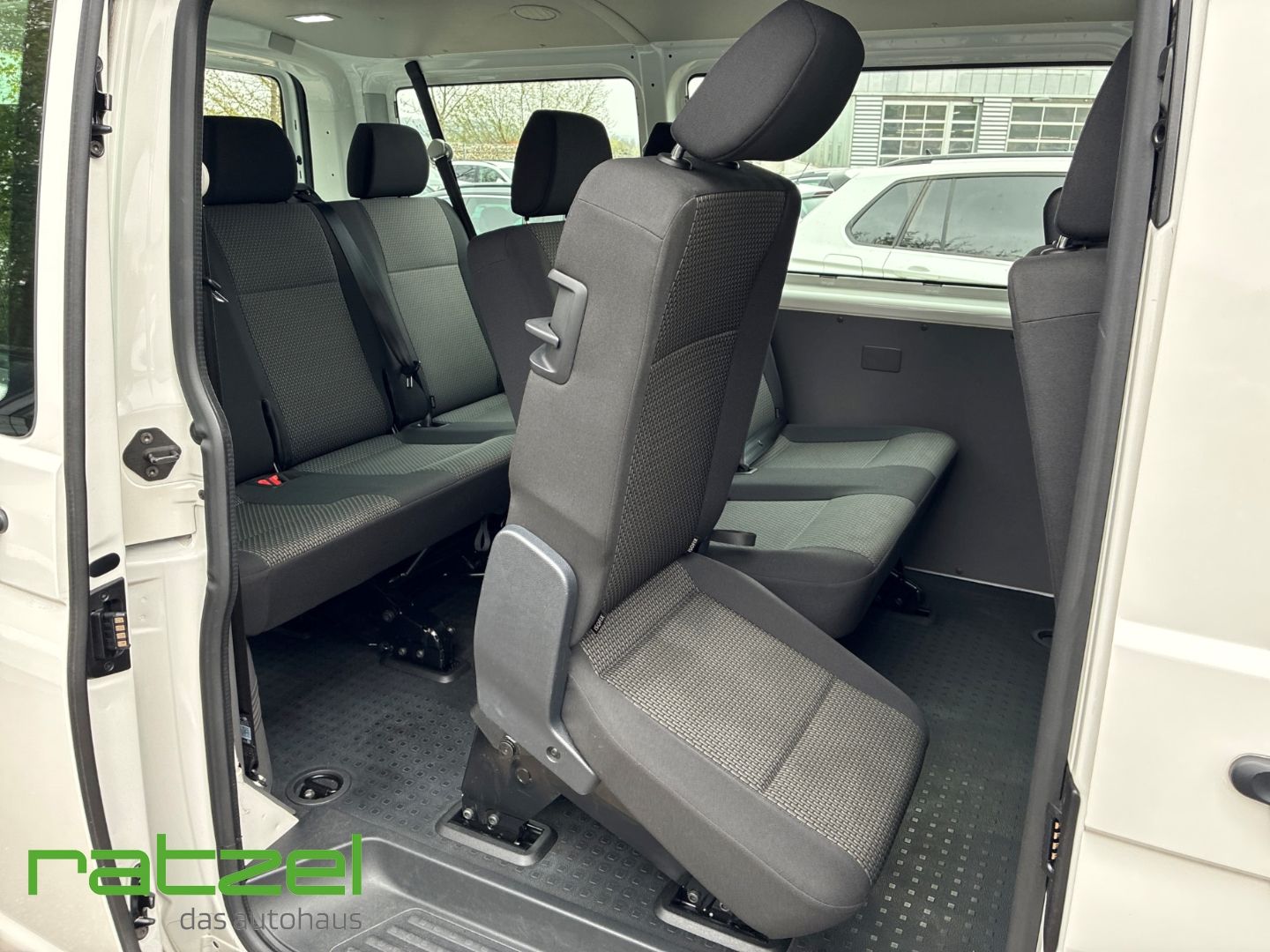Fahrzeugabbildung Volkswagen T6.1 Kombi 2.0 TDI 9-Sitzer KR AHK Navi DAB Appl