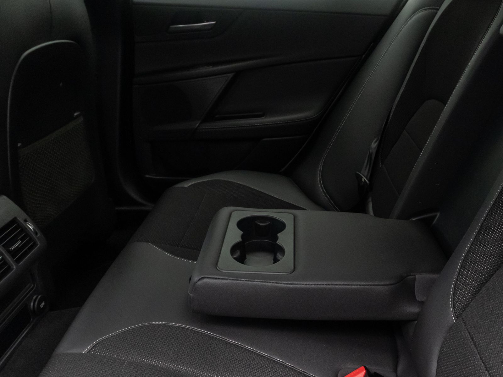 Fahrzeugabbildung Jaguar XE R-Sport FahrAssist Navi Sound Komfort 19Zoll