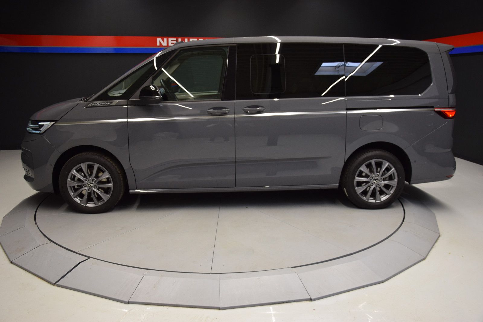 Fahrzeugabbildung Volkswagen T7 Multivan style lang Pano AHK ACC Standheizung