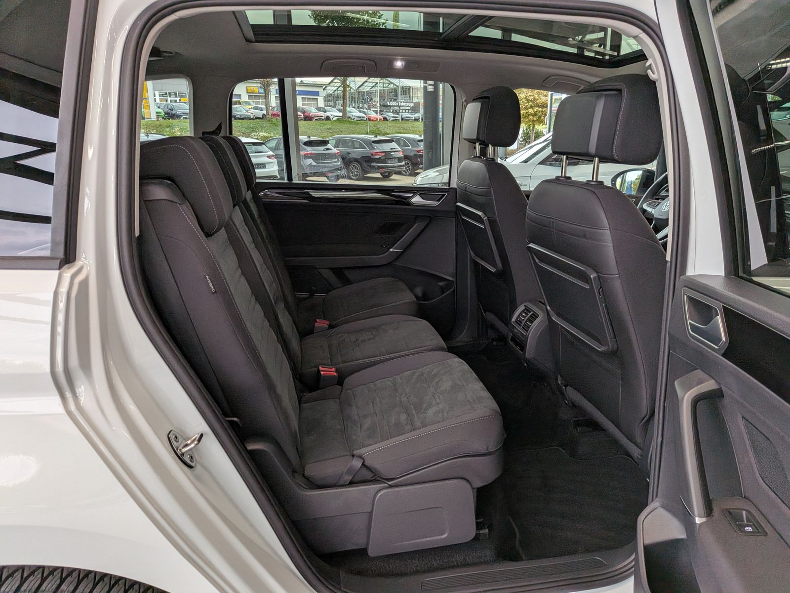 Fahrzeugabbildung Volkswagen Touran 2.0 DSG R-Line High Pano 7-Si IQ AHK VOLL