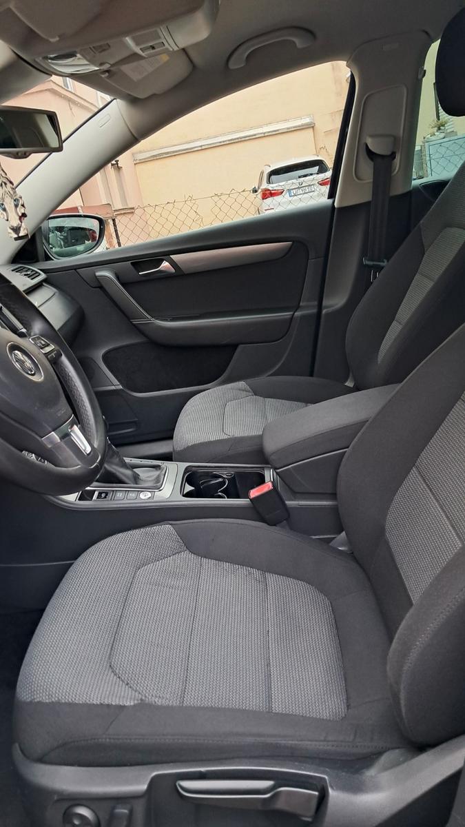 Volkswagen Passat 2012 — interior