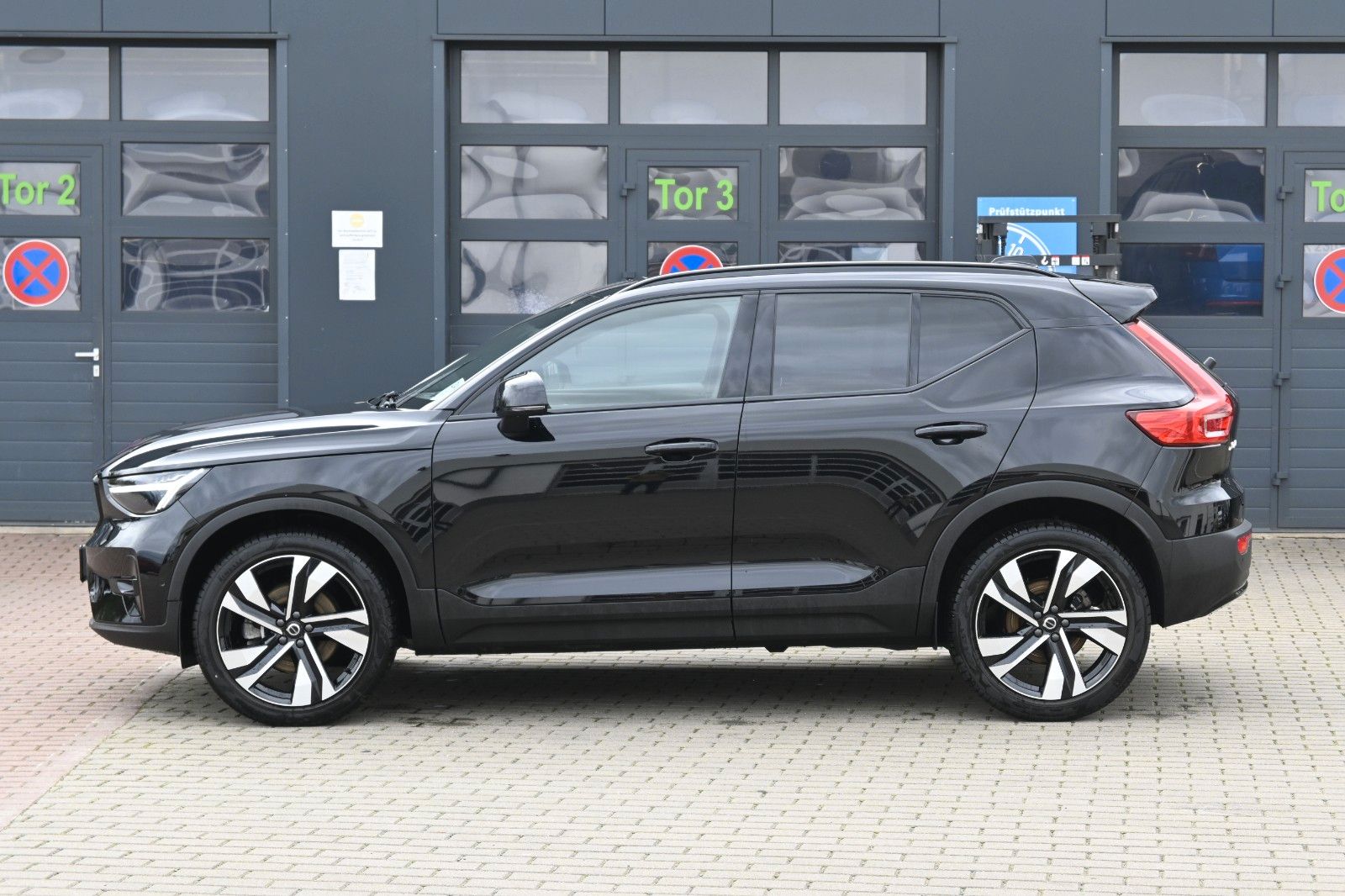 Fahrzeugabbildung Volvo XC40 B4 Ultimate Dark*PANO*STHZ*H&K*360*20"