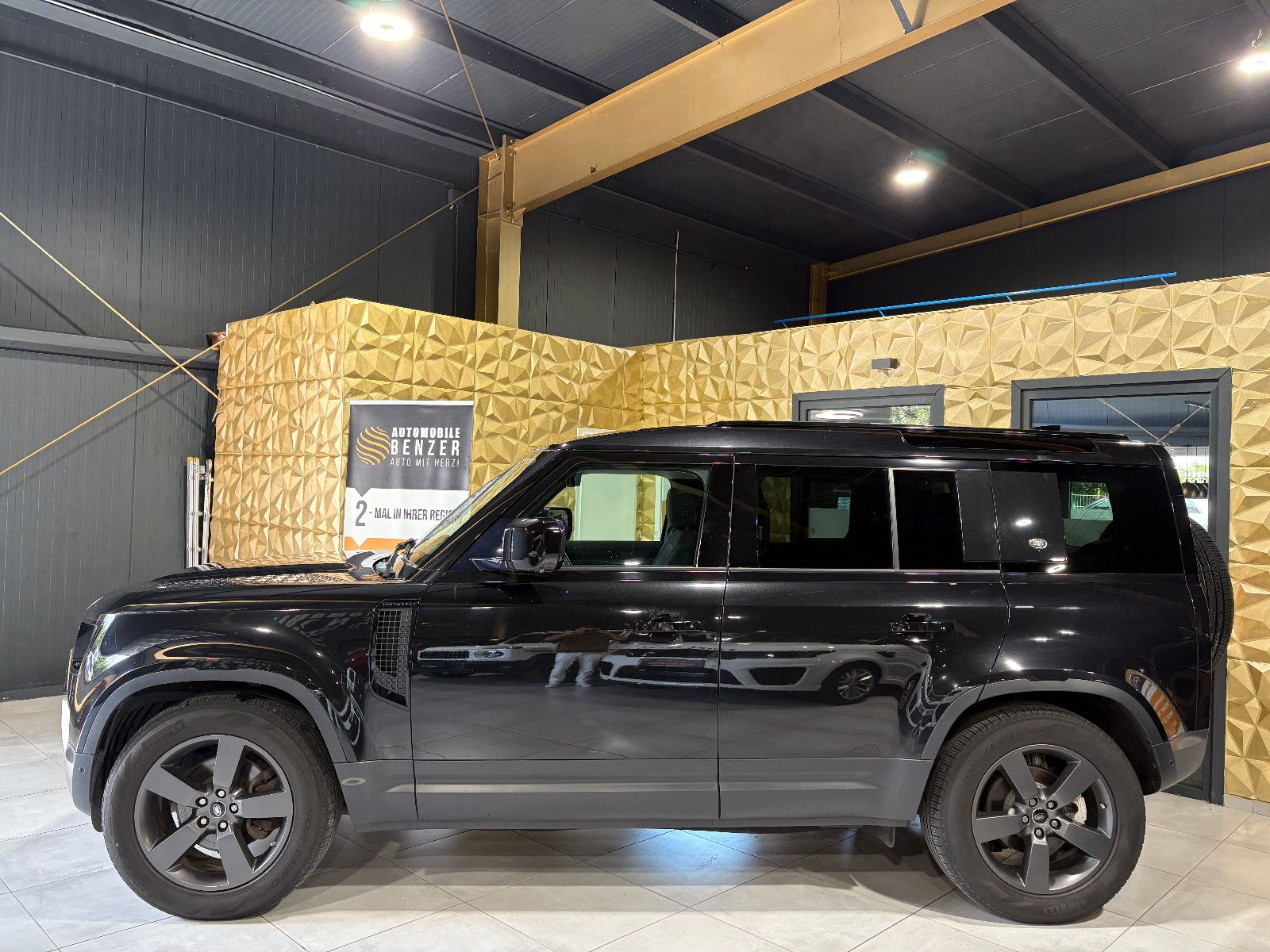 Fahrzeugabbildung Land Rover Defender 110 SE/MEMORY/PANO/360°/APPLE/SHZ/NAVI/
