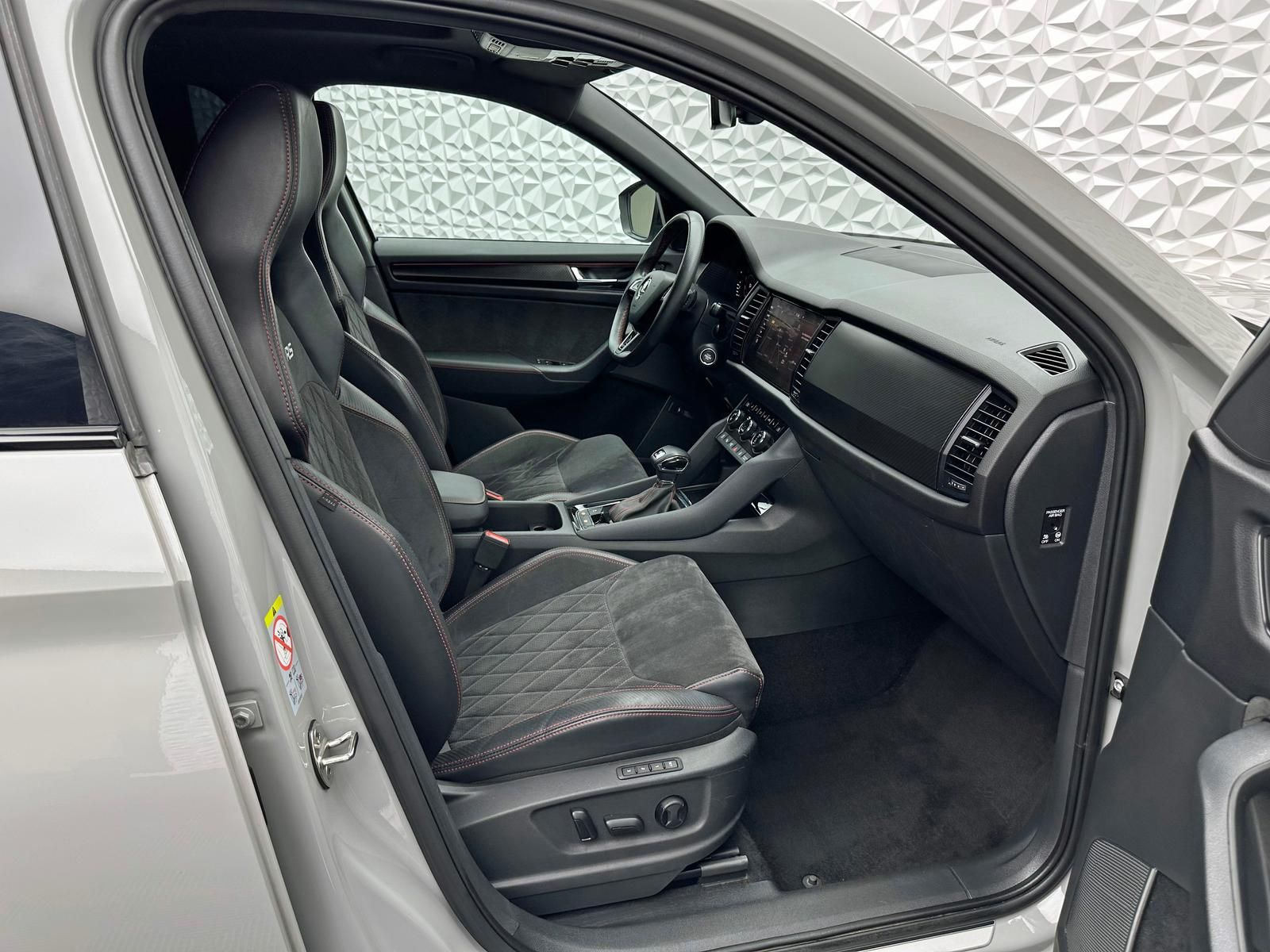Fahrzeugabbildung SKODA KODIAQ RS TDI 4X4/7-SITZE/PANO/STDHZ/AHK/ACC/360