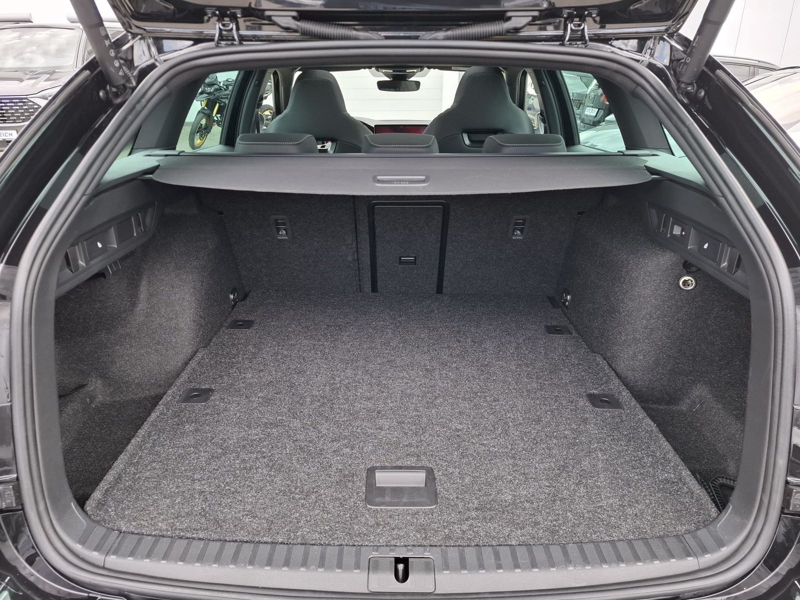 Fahrzeugabbildung SKODA Octavia 1.5 DSG Sportline PANO*MATRIX*AHK*5J.GAR