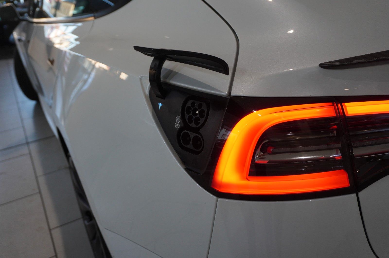 Fahrzeugabbildung Tesla Model 3 PERFORMANCE DUAL-MOTOR NAVI/LED/PILOT+