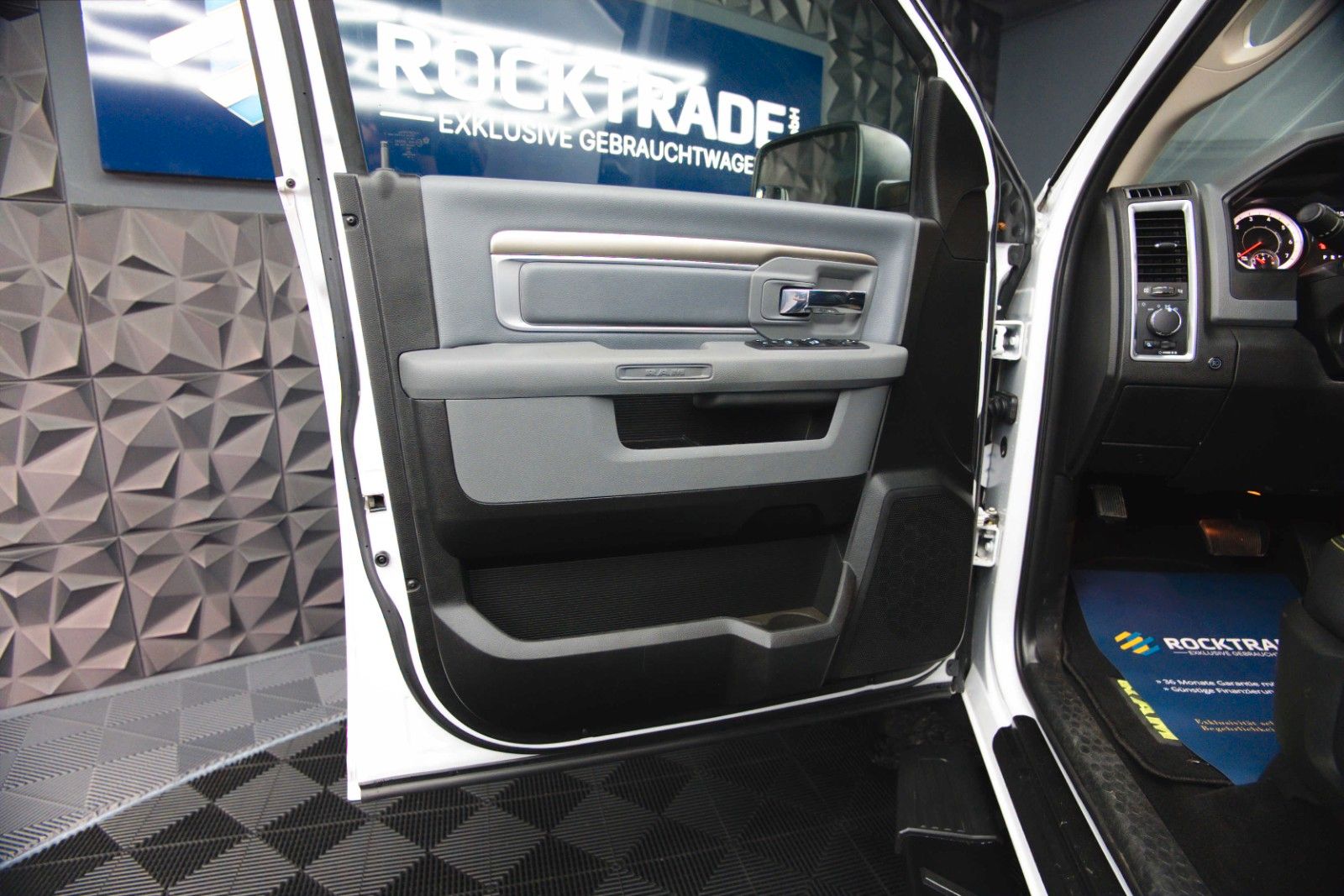Fahrzeugabbildung Dodge RAM 5.7 V8 HEMI 4x4 OFFROAD Night-Paket LONGBED