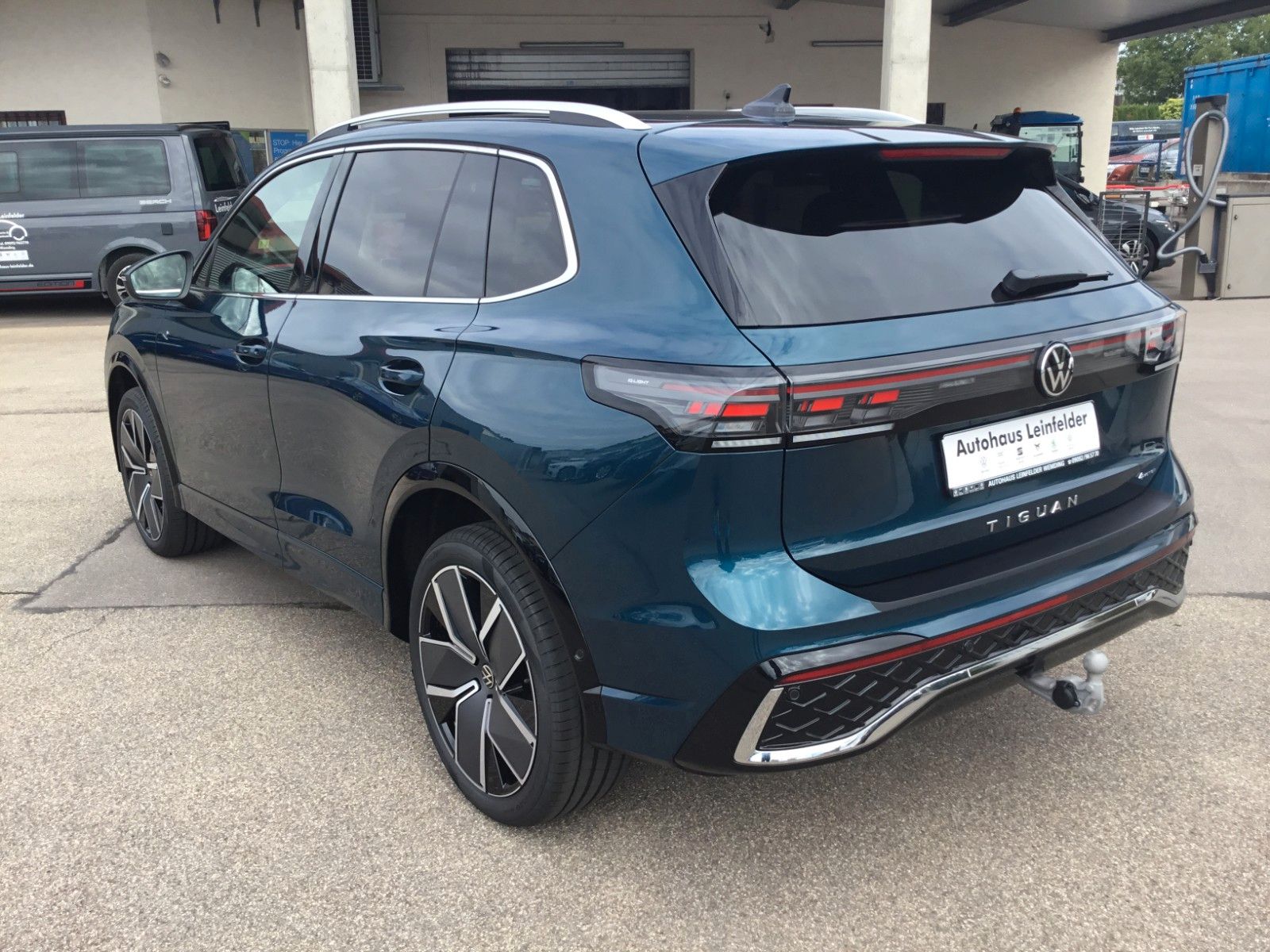 Fahrzeugabbildung Volkswagen Tiguan 2.0 TDI DSG 4M R-Line+AHK+20"+Matrix+Pano