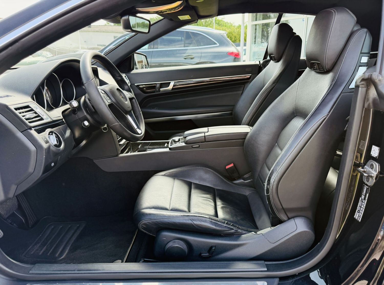 Fahrzeugabbildung Mercedes-Benz E 200 CABRIO SPORTPAKET - Autom., LED, Navi, PTS