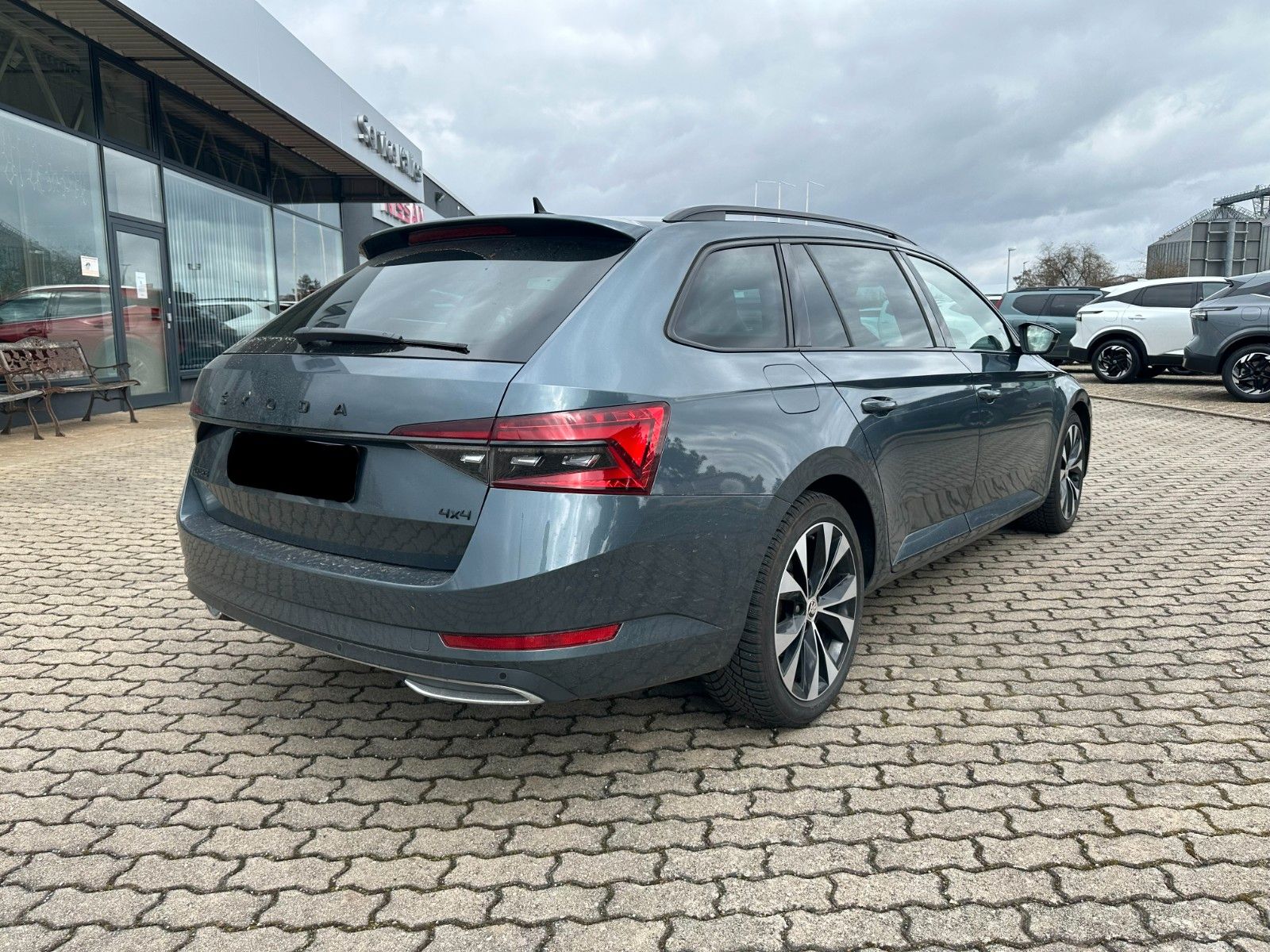 Fahrzeugabbildung SKODA Superb Combi Sportline 4x4