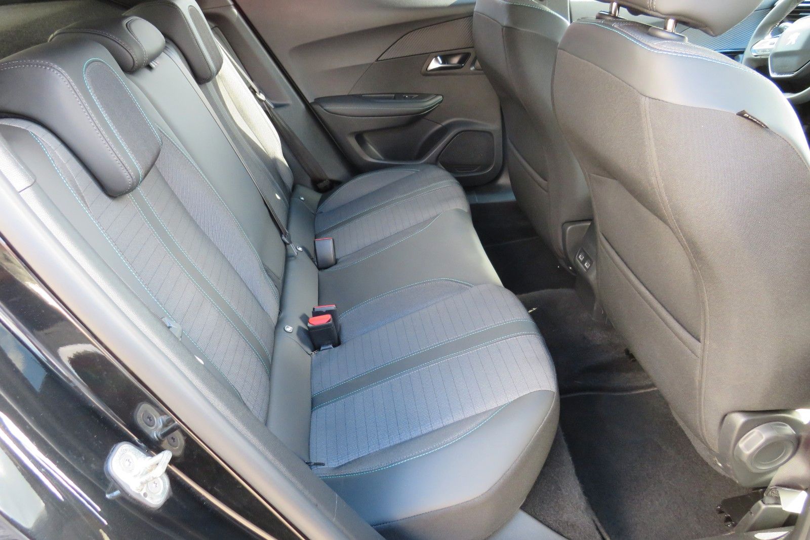 Fahrzeugabbildung Peugeot 2008 e- Allure Pack NAVI KAMERA ACC PDC SITZH 1H