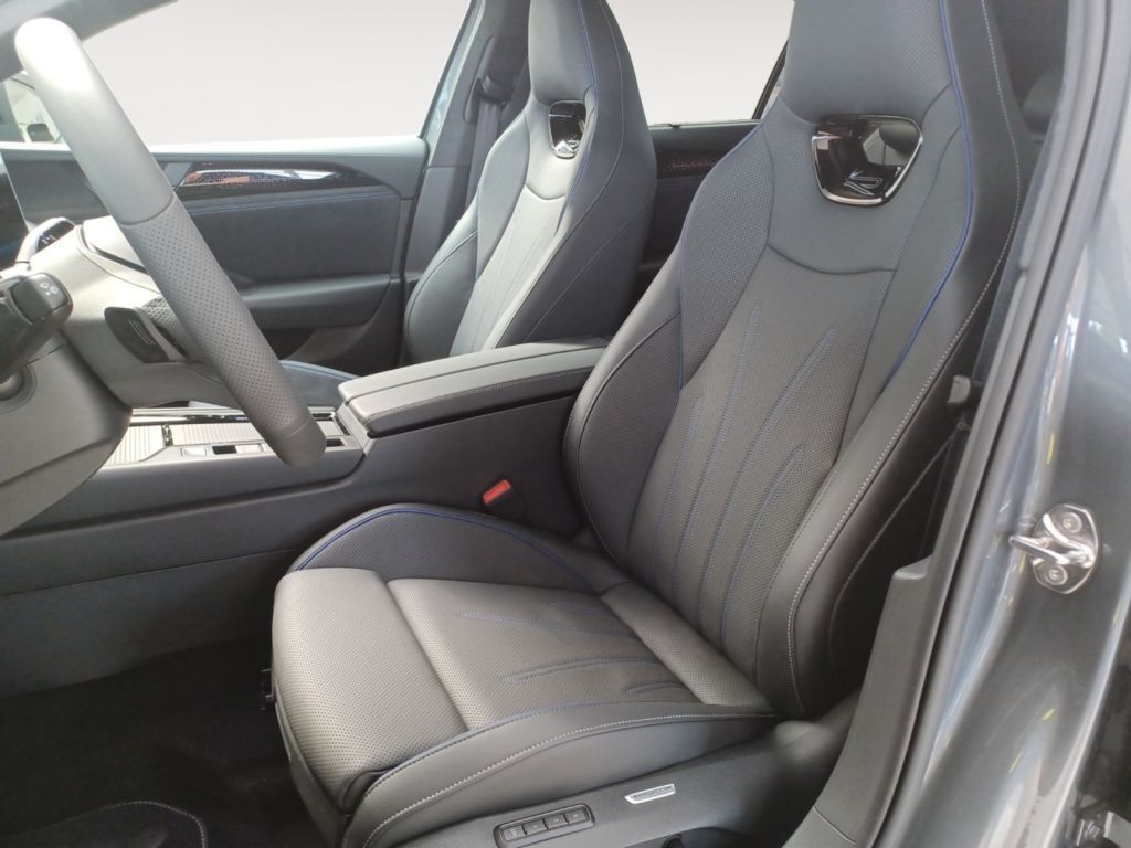 Fahrzeugabbildung Volkswagen Passat Variant R-Line Signature 5 Jahre Garantie