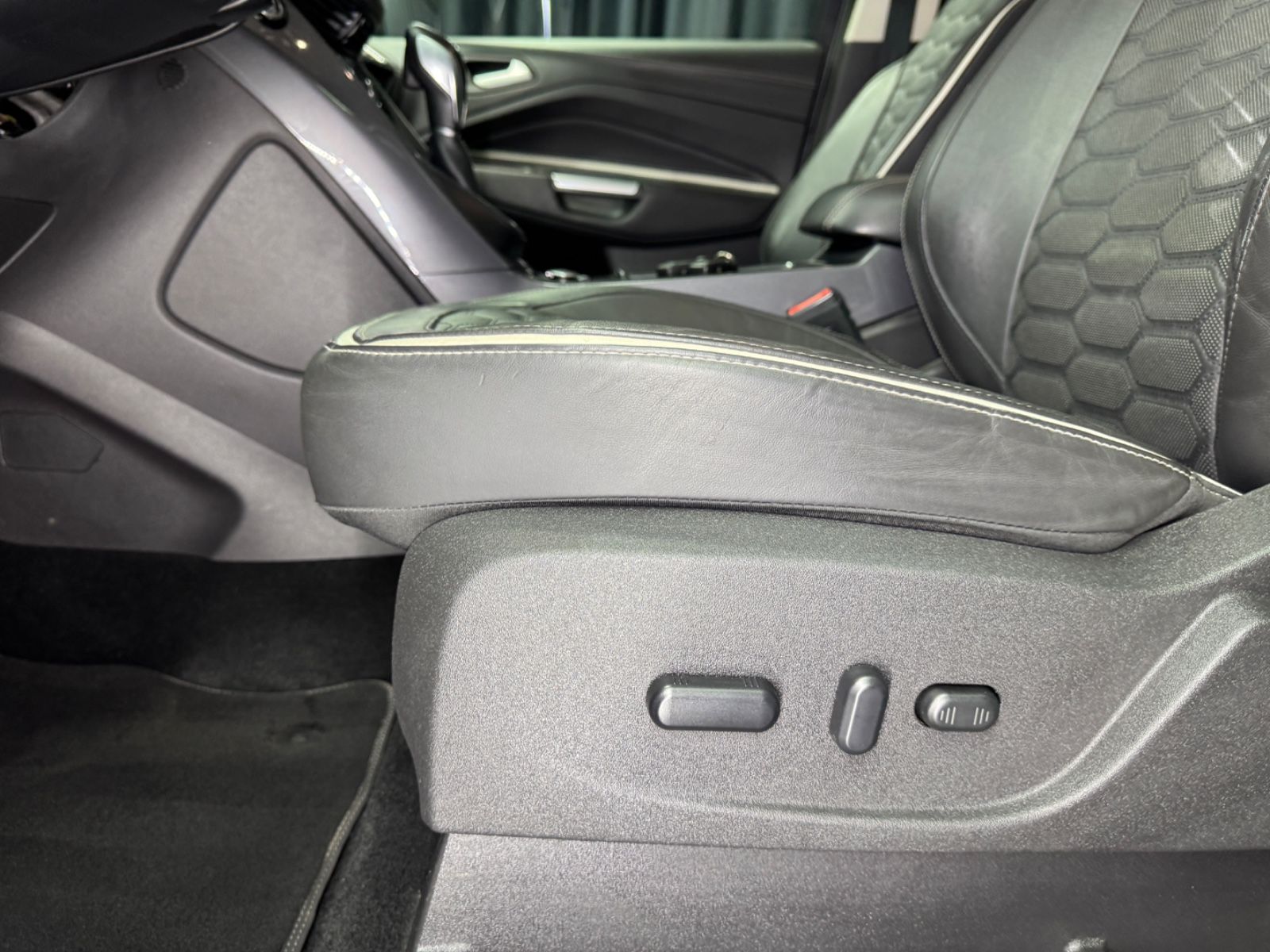 Fahrzeugabbildung Ford Kuga Vignale|SONY|AHK|NAVI|LEDER