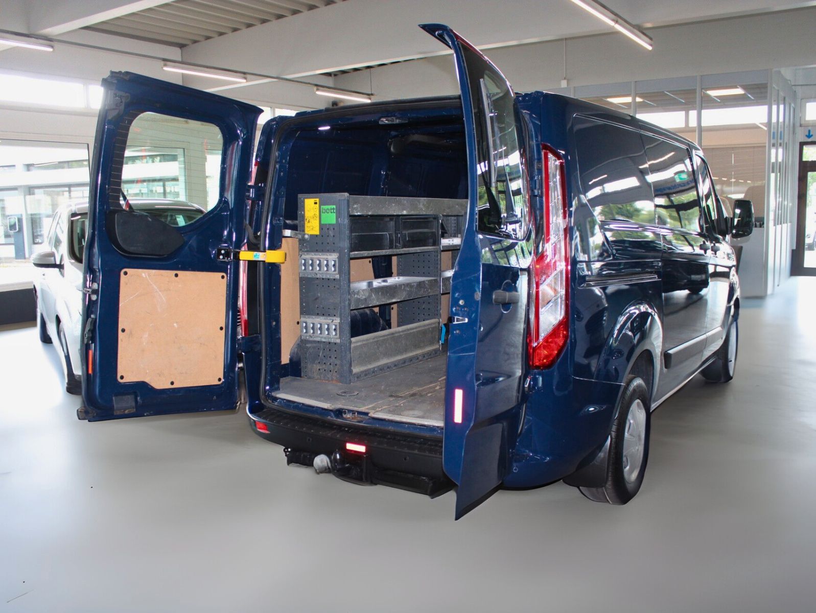 Fahrzeugabbildung Ford Transit Custom TREND L1 Kasten AHK Regale KLIMA