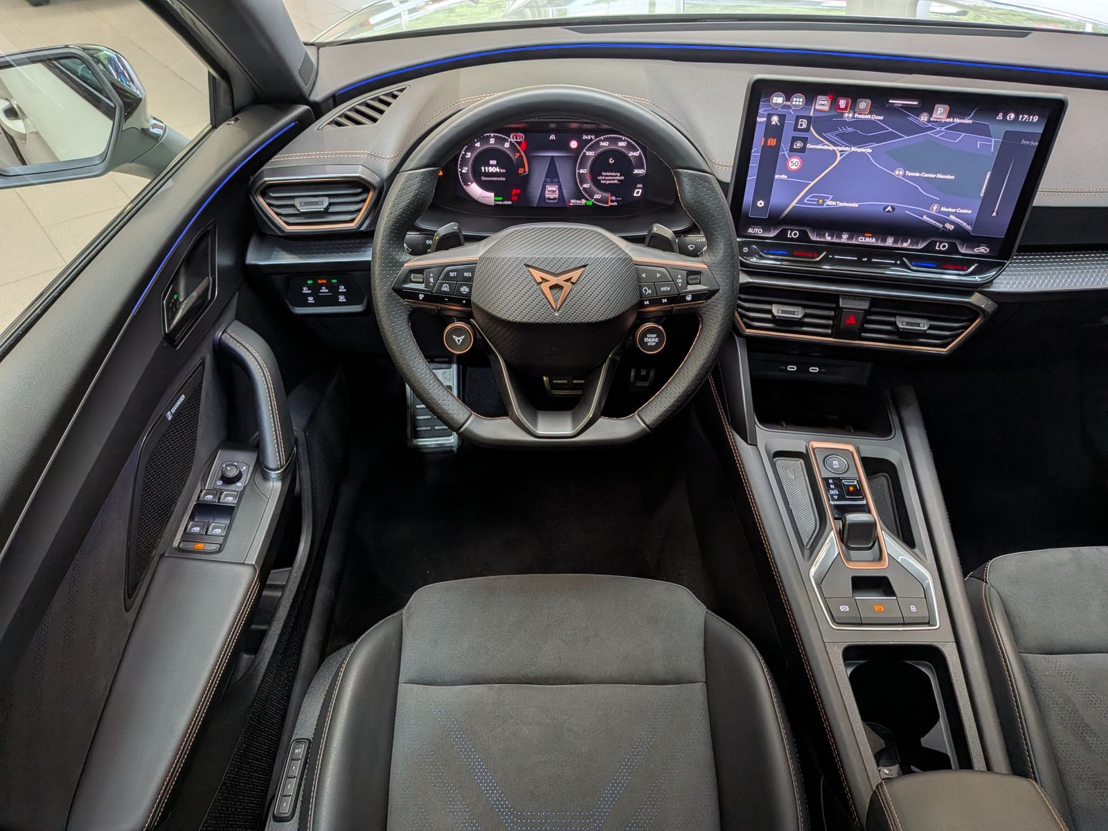 Fahrzeugabbildung CUPRA Leon 1.5 eTSI DINAMICA*MATRIX*ACC*PANO*AHK 5J-Ga