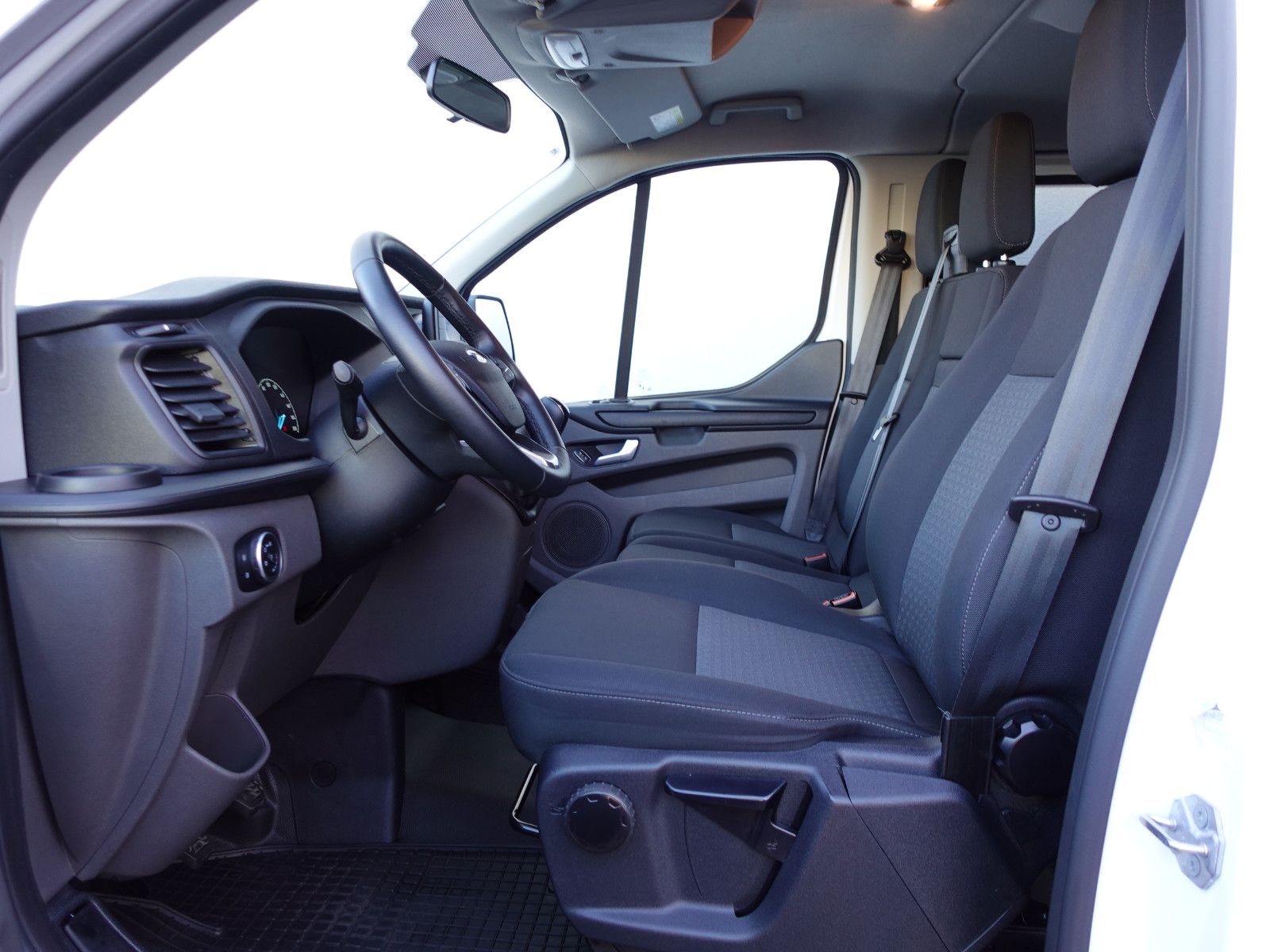 Fahrzeugabbildung Ford Transit Custom Kombi L2,9Sitze,Kamera,Trittbrett