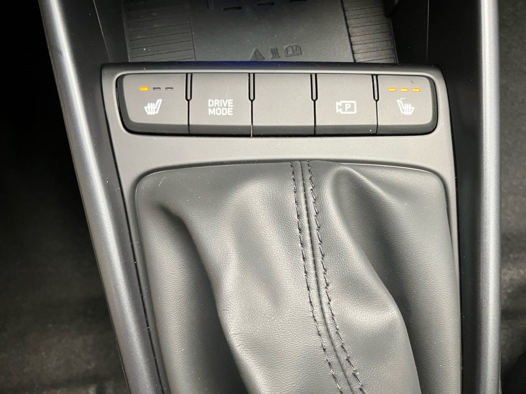 Fahrzeugabbildung Hyundai BAYON 1.0 T-GDI 6-MT Blackline Fernlichtass. LED