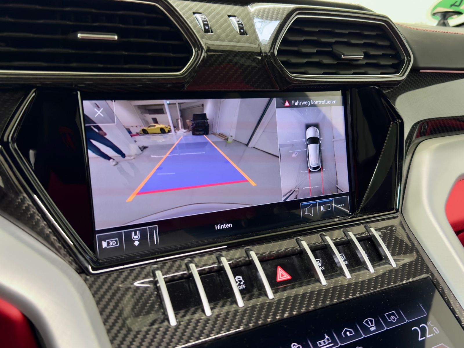 Fahrzeugabbildung Lamborghini Urus Panorama ACC Sitzlüftung HuD rotes Leder TV