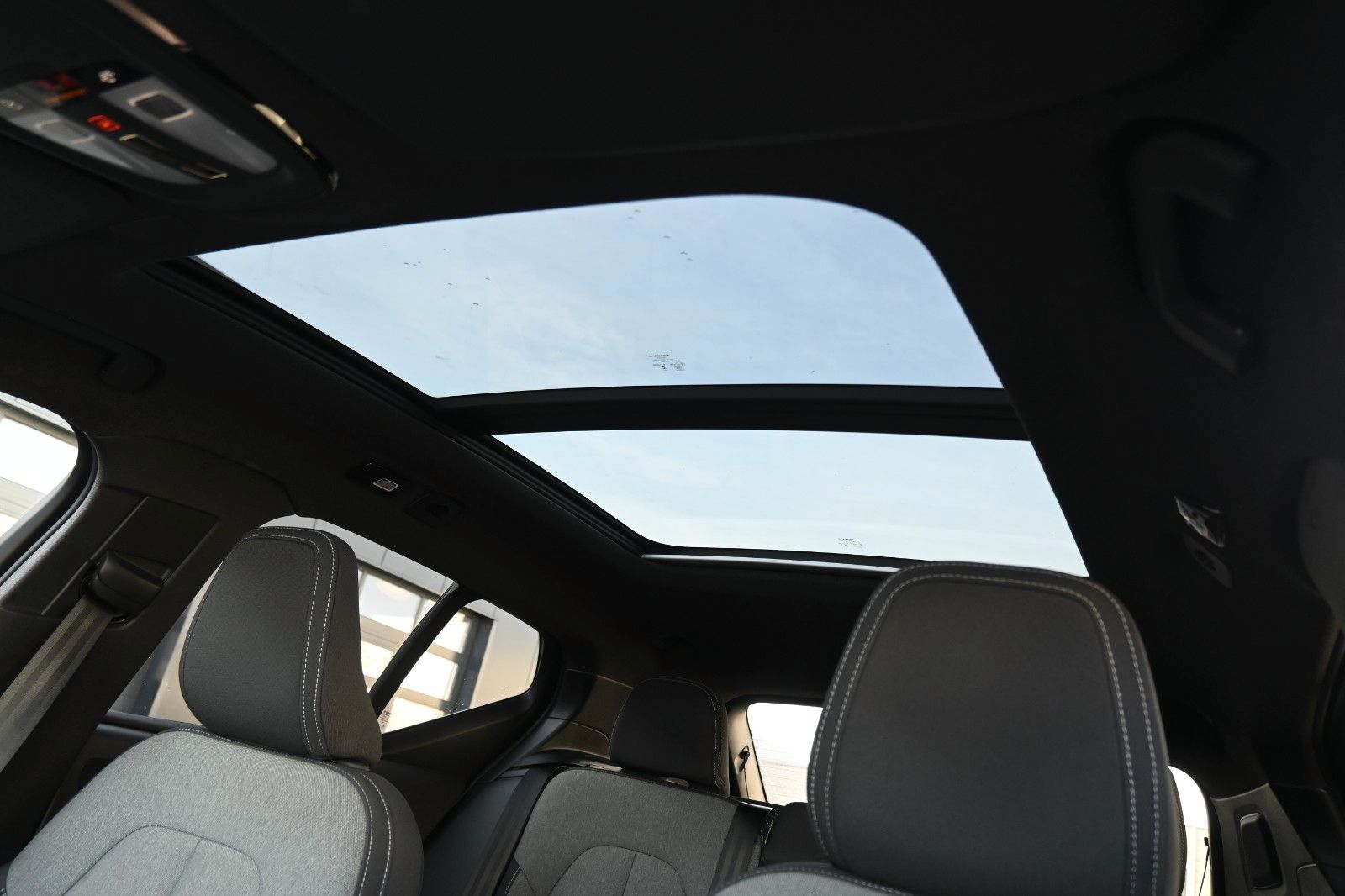 Fahrzeugabbildung Volvo XC40 B3 DKG Plus Dark*360°*PANO*ACC*AHK