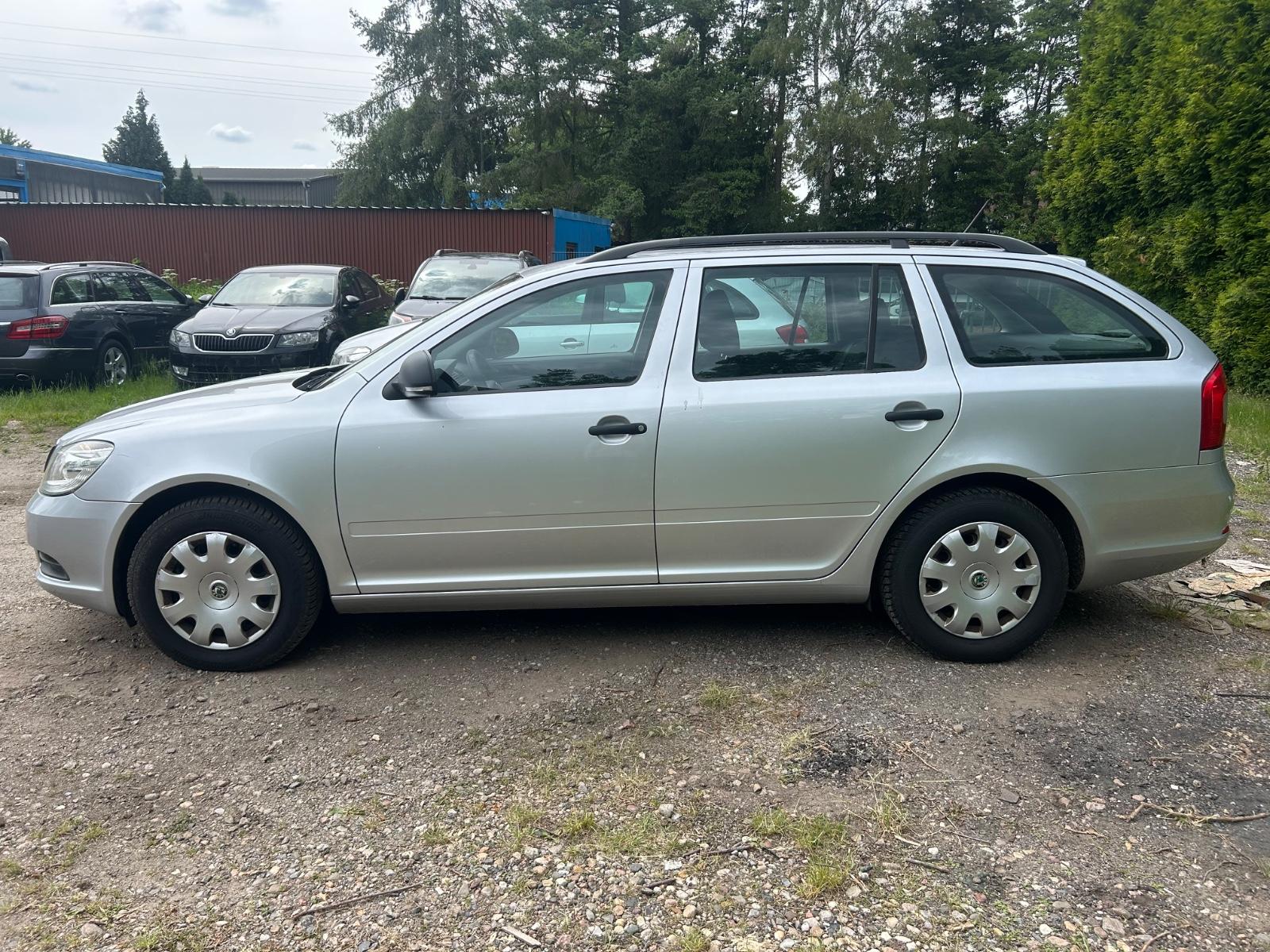 Skoda Octavia 2012 — rear view