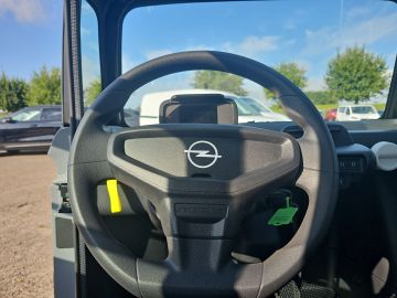 Bild 14 Opel Rocks-e GS Elektro 5 Panorama Digitales Cockpit