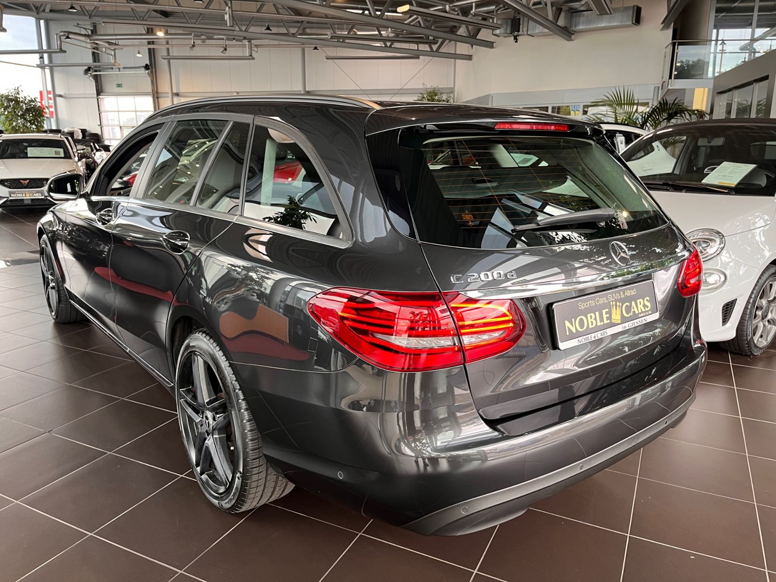 Fahrzeugabbildung Mercedes-Benz C 200 d T LEDER LED NAV SHZ PDC 18"