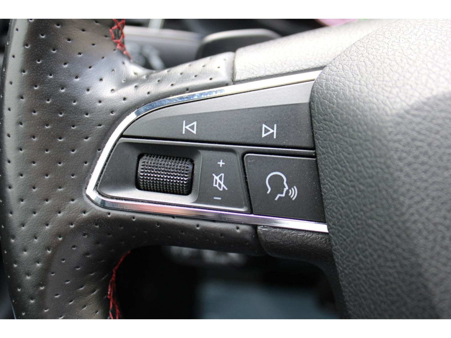 SEAT Leon FR 2.0 TDI Beats ACC LED H&R Pano Navi DAB - Image 18