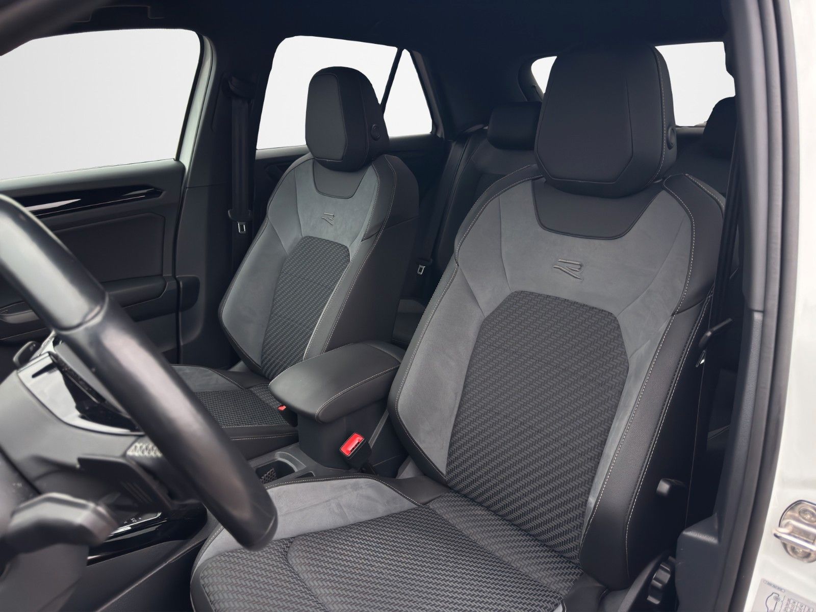 Fahrzeugabbildung Volkswagen T-ROC R 2.0 TSI KAM AHK AKRAPOVIC 19"