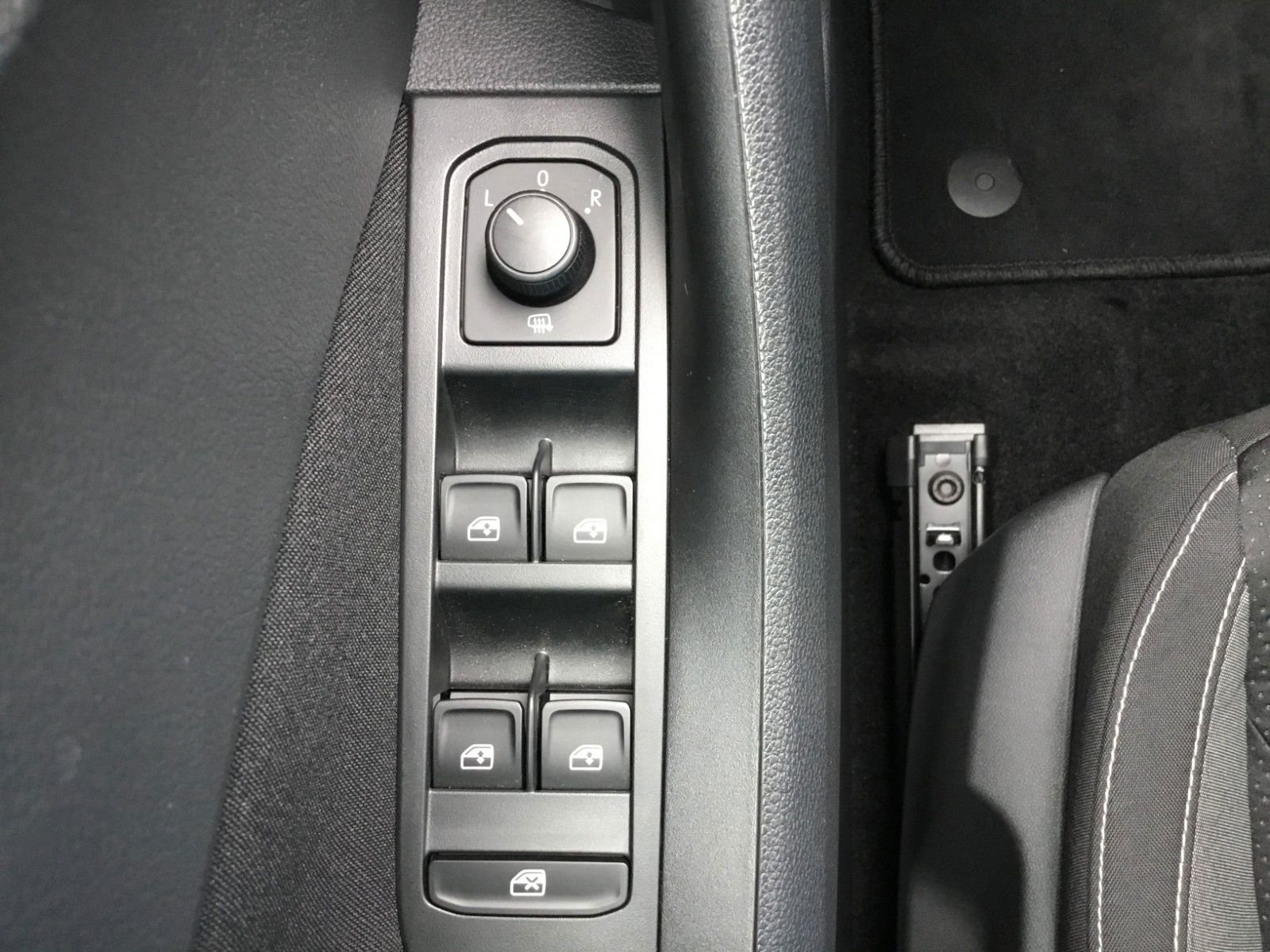 Fahrzeugabbildung SKODA Kamiq 1.5l TSI DSG TOUR+LED+17"+Navi