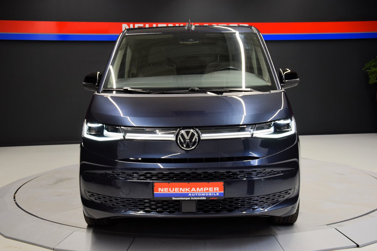 Fahrzeugabbildung Volkswagen T7 Multivan Style DSG Pano AHK 7-Sitze IQ-Light