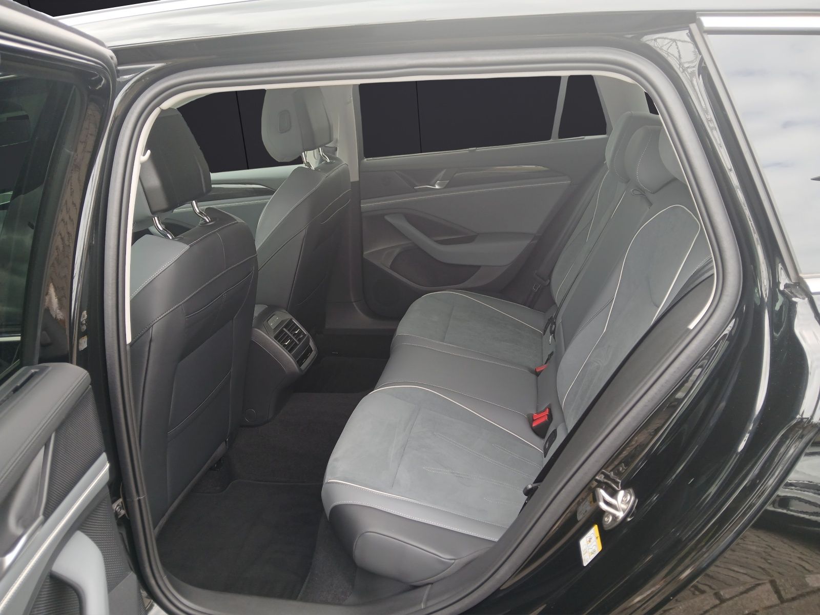 Fahrzeugabbildung Volkswagen Passat eHybrid Business DSG LED Navi AID ACC RFK