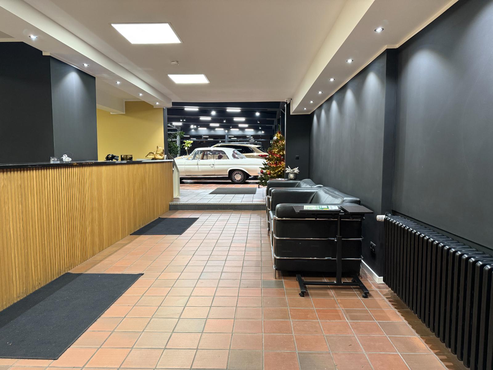 showroom-image-top